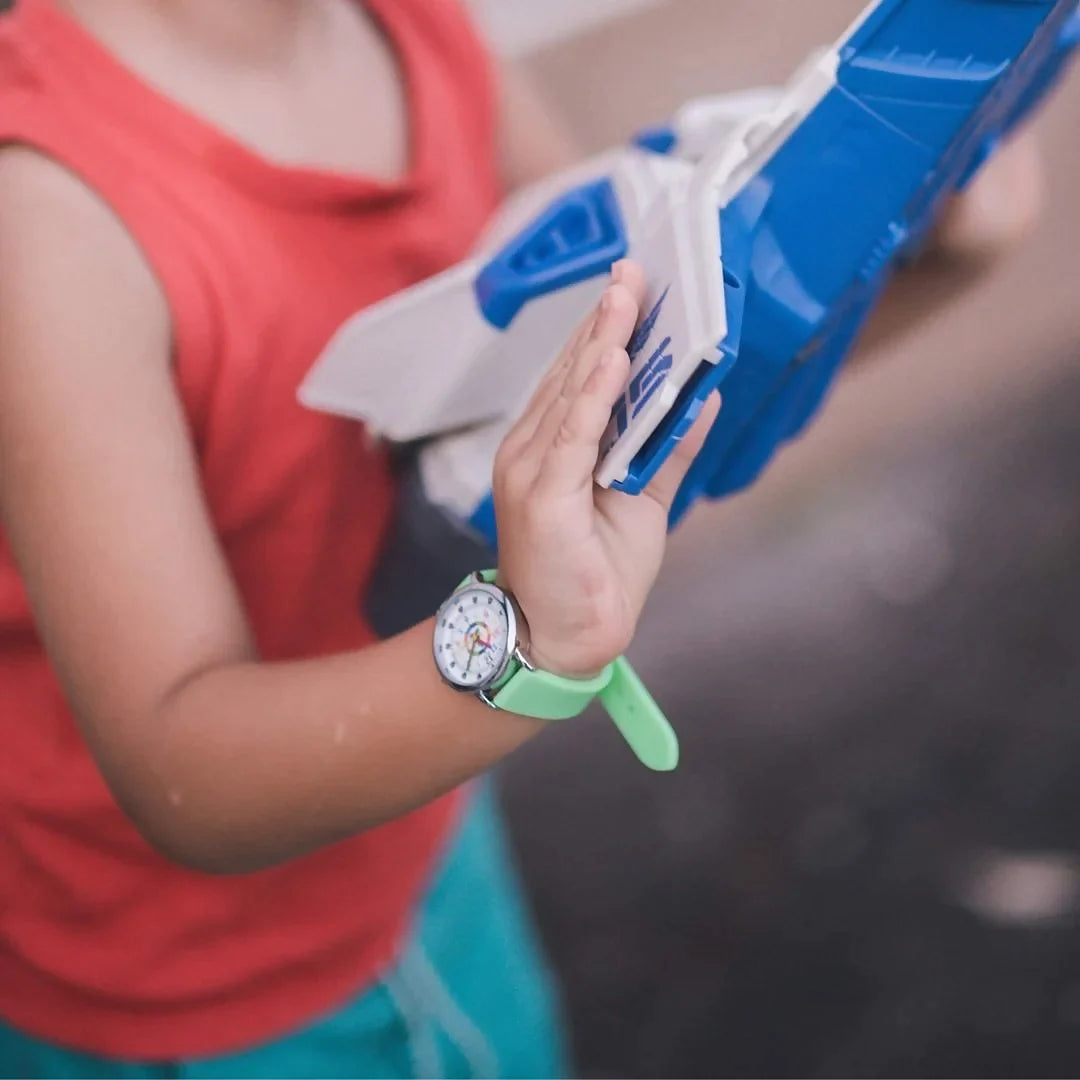 Enfant avec montre pédagogique verte Inouck