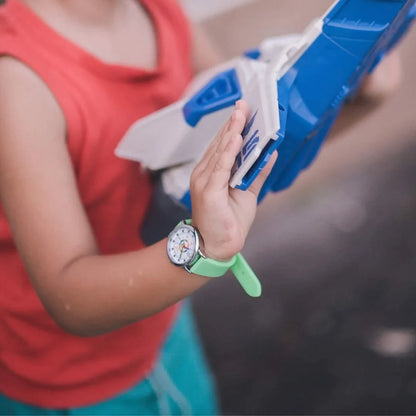 Enfant avec montre pédagogique verte Inouck