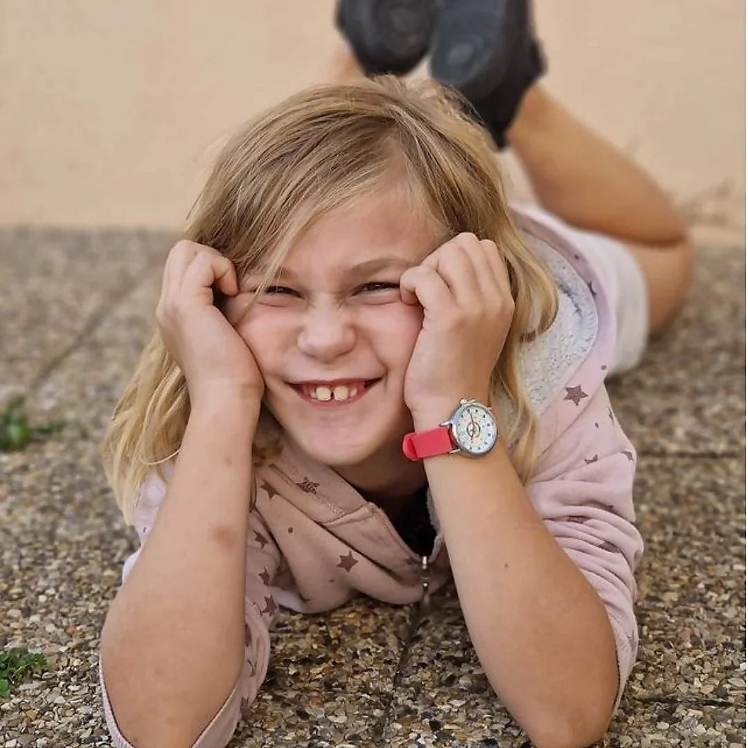 Fille avec montre pédagogique rouge Inouck