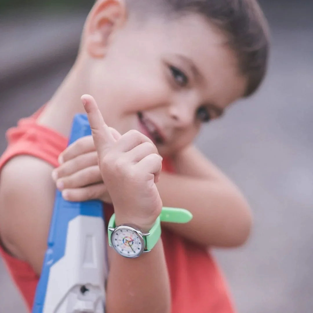 Enfant avec montre pédagogique verte Inouck